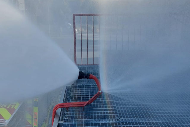 Tuote roikkumassa ritiläparvekkeella, tuulettamassa täydellä teholla.