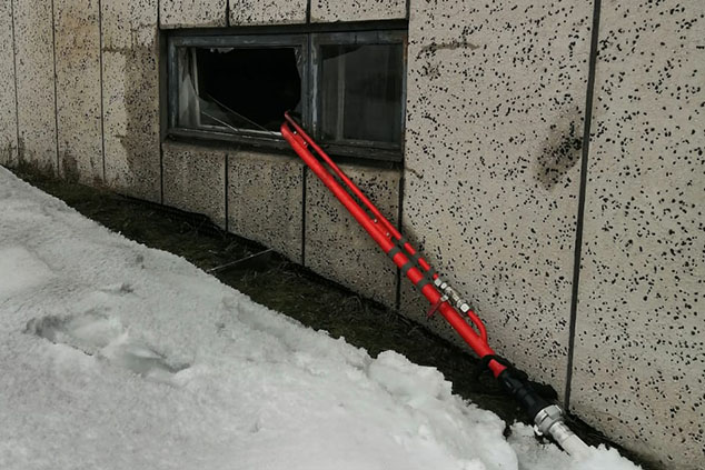 Tuotteen käytön esittely kellarikerroksen ikkunassa.