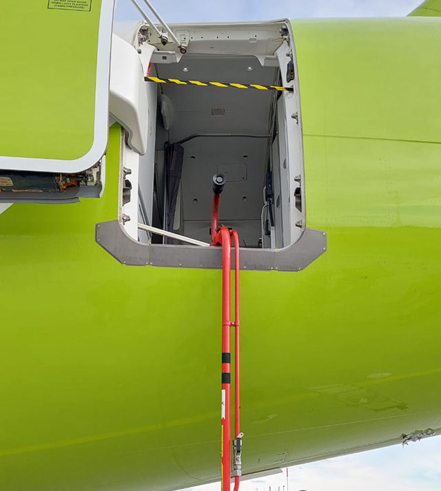 Tuotteen käytön esittely lentokoneessa.