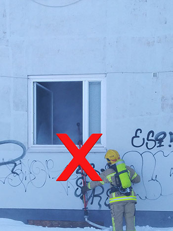 Demonstroi, miten tuotetta ei tule asettaa ensimmäisen kerroksen palavan tilan ikkunaan.
