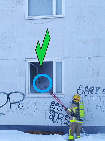 Demonstroi, miten tuote asetetaan turvallisesti ensimmäisen kerroksen palavan tilan ikkunaan.