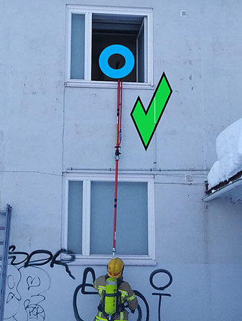 Demonstroi, miten tuote asetetaan turvallisesti toisen kerroksen palavan tilan ikkunaan.