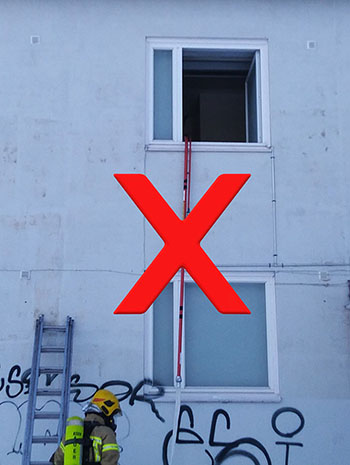 Demonstroi, miten tuotetta ei tule asettaa toisen kerroksen palavan tilan ikkunaan.